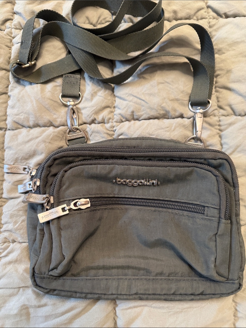 Baggallini olive gray men’s messenger crossbody bag